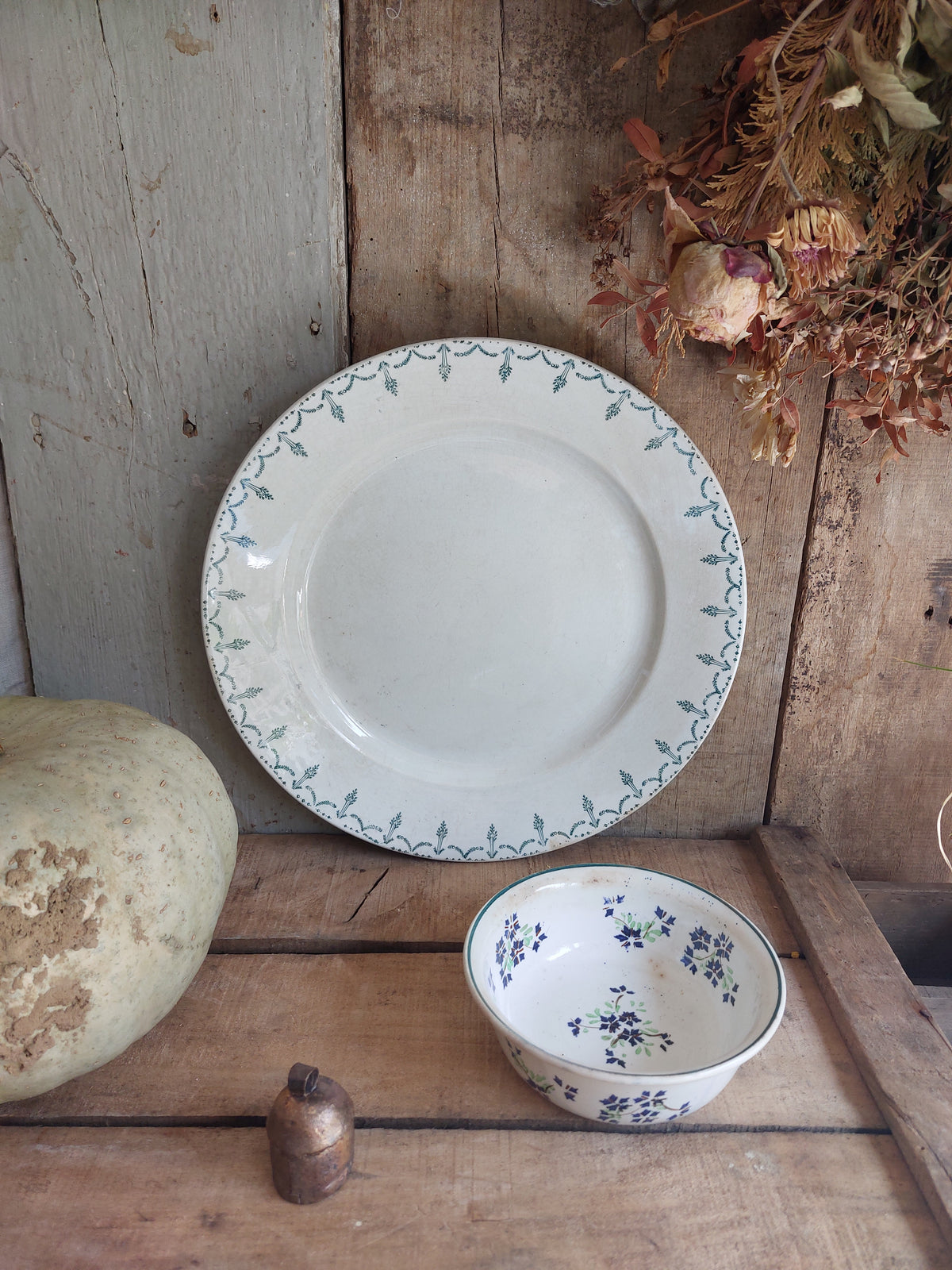 Grand plat rond ancien en porcelaine opaque Gien