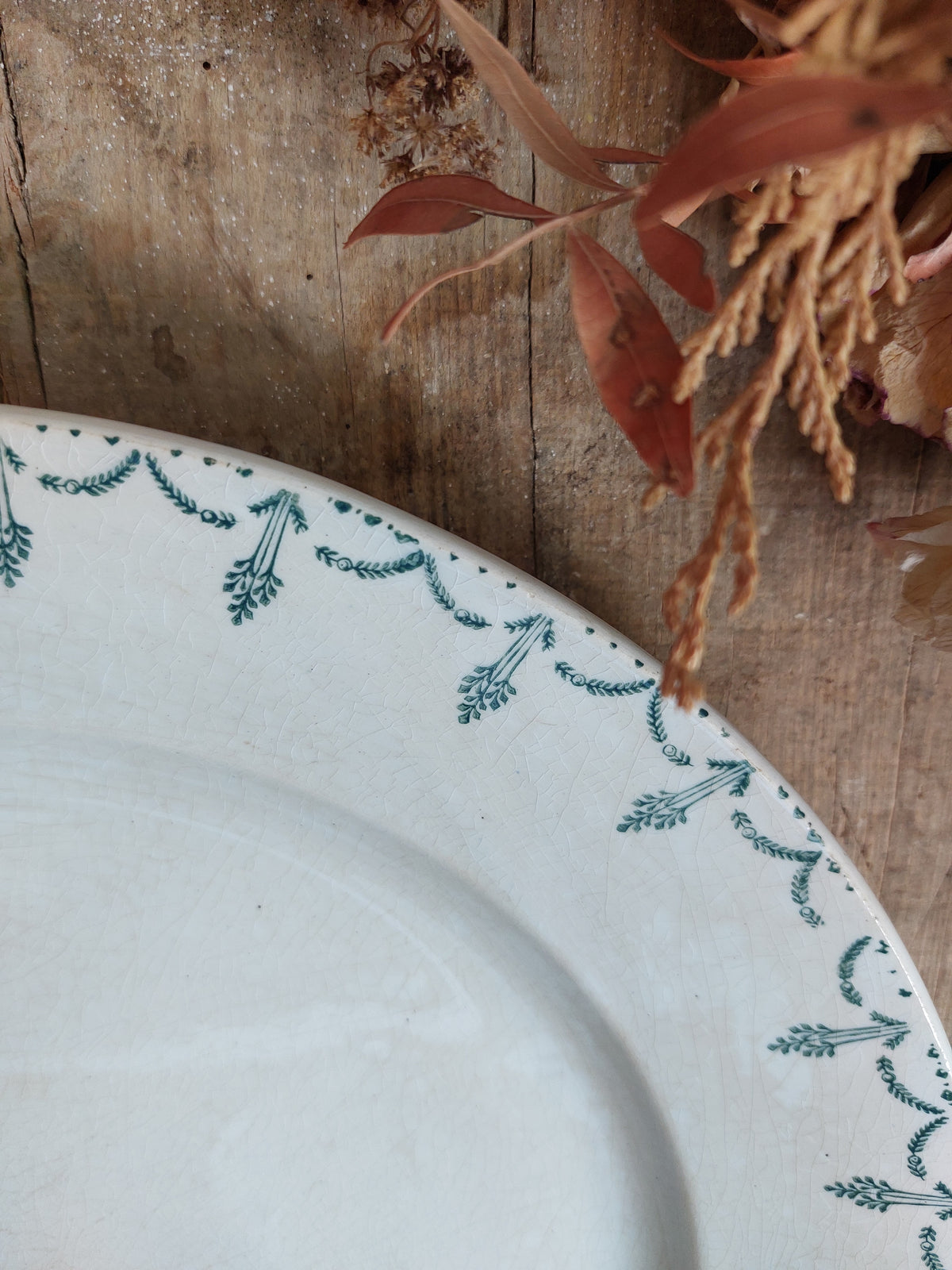 Grand plat rond ancien en porcelaine opaque Gien
