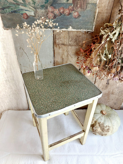 Ancien tabouret de cuisine