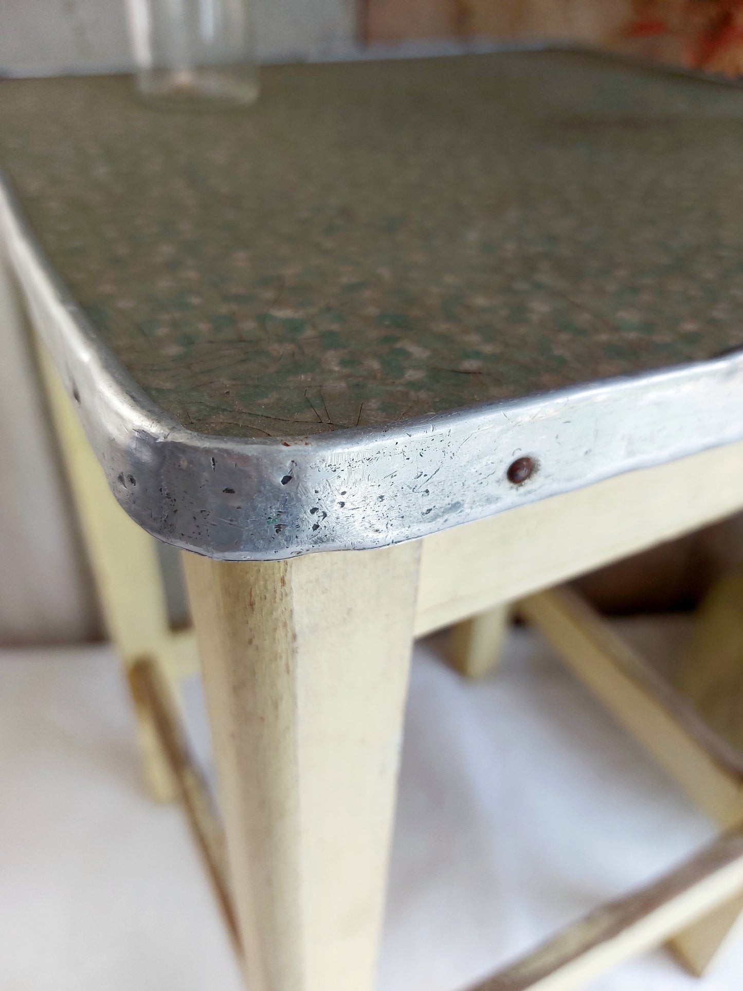 Ancien tabouret de cuisine